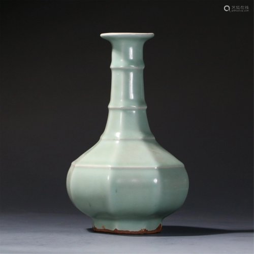 A CHINESE CELADON GLAZE PORCELAIN VASE