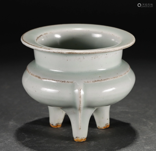 A CHINESE GUAN TYPE GLAZED PORCELAIN TRIPOD CENSER