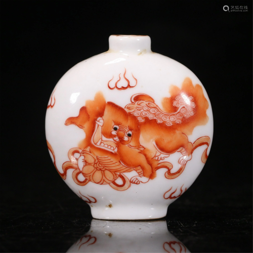 A CHINESE IRON-RED LIONS PORCELAIN SNUFF BOTTLE