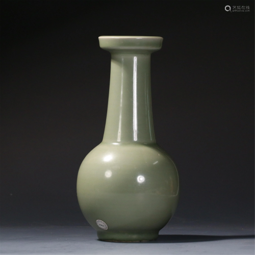 A CHINESE LONGQUAN-TYPE PLATE MOUTHED CELADON VASE