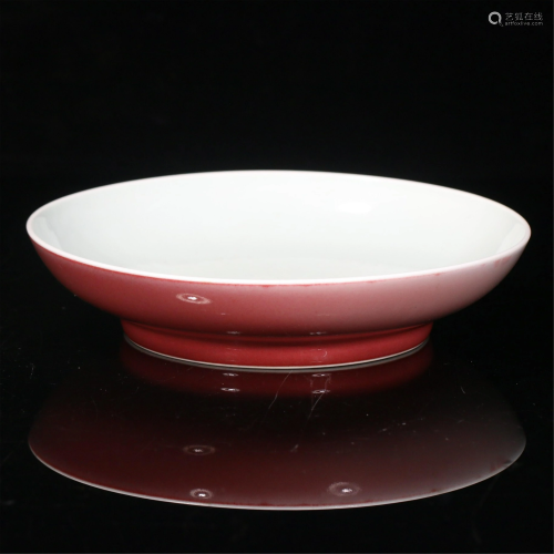 A CHINESE COWPEA RED GLAZED PORCELAIN PLATE
