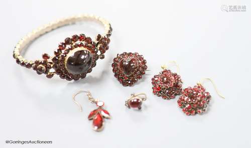 A Victorian gilt metal, facet and cabochon cut garnet set hi...