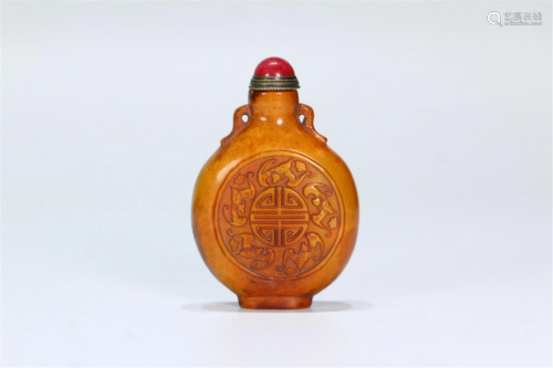 A CHINESE DEER HORN CARVED FU-SHOU SNUFF BOTTLE