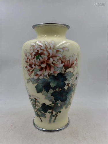A JAPANESE LIGHT YELLOW GROUND CLOISONNE FLORAL VASE