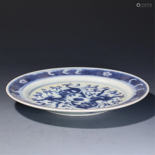 A CHINESE BLUE AND WHITE DOUBLE DRAGONS PORCELAIN PLATE