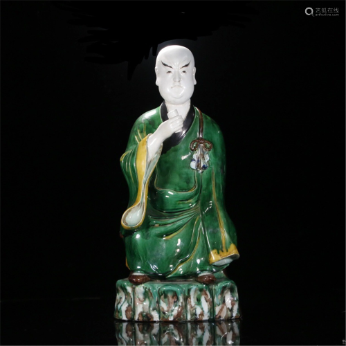 A CHINESE SAN-CAI GLAZE POTTERY ARHAT STATUETTE