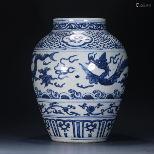 A CHINESE BLUE AND WHITE DOUBLE DRAGONS PORCELAIN JAR