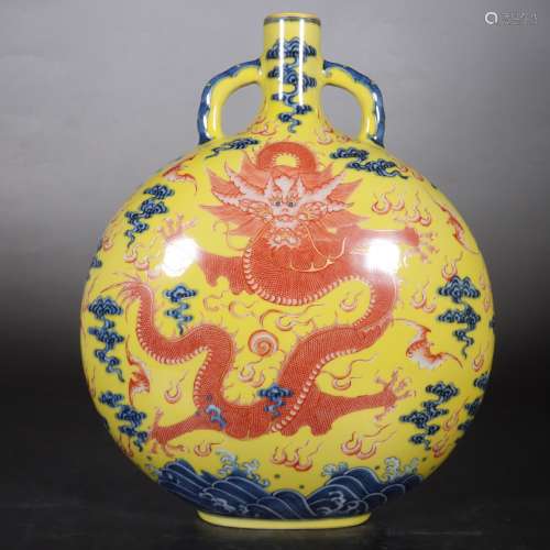 Chinese Qing Dynasty Qianlong Yellow Ground Blue And White U...