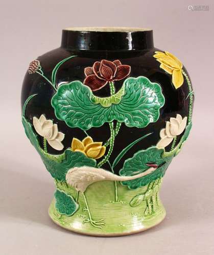 A CHINESE 19TH / 20TH CENTURY PORCELAIN POND SCENE VASE - De...