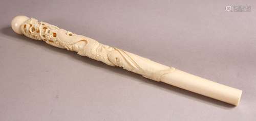 A VERY GOOD EARLY 20TH CENTURY CARVED IVORY PARASOL HANDLE, ...