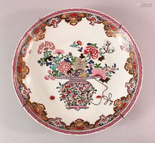 AN GOOD CHINESE FAMILLE ROSE PORCELAIN DISH, decorated with ...