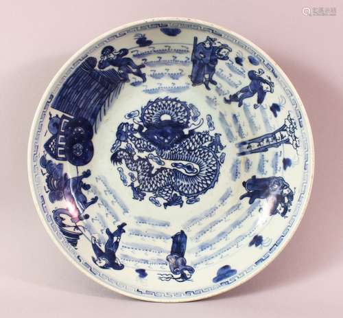 A CHINESE BLUE & WHITE PORCELAIN DISH - decorate with a cent...