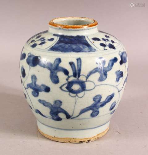 AN 18TH / 19TH CENTURY CHINESE BLUE & WHITE PORCELAIN VASE -...