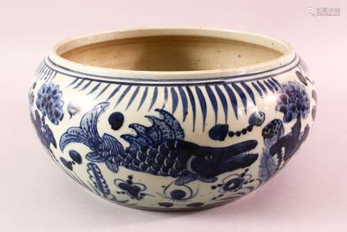 AN EARLY 20TH CENTURY CHINESE BLUE & WHITE PORCELAIN FISH BO...