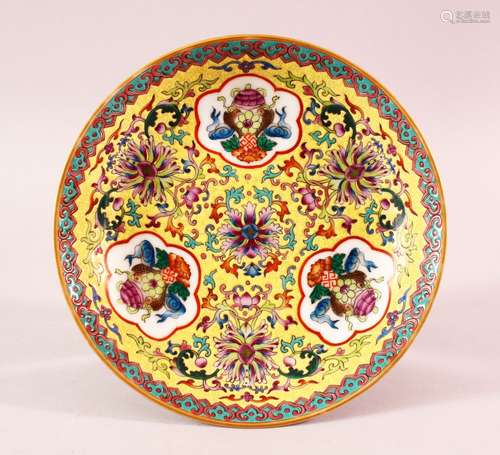 A CHINESE FAMILLE JAUNE YELLOW GROUND PORCELAIN PLATE - deco...