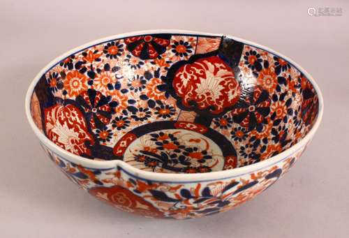 A JAPANESE MEIJI PERIOD IMARI PORCELAIN BOWL - decorated wit...