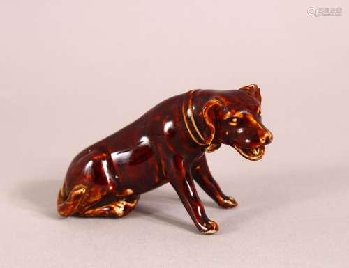 A SMALL CHINESE PORCELAIN FIGURE OF A DOG - 8CM