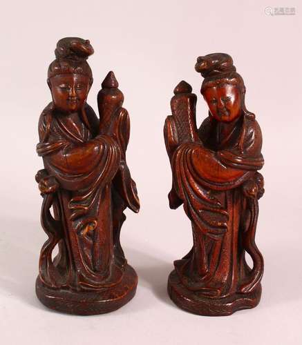 A PAIR OF 19TH CENTURY CHINESE CARVED WOOD FIGURES, 22cm.