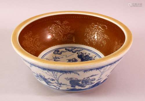 A FINE CHINESE BLUE & WHITE MING STYLE PORCELAIN BOWL - Deco...