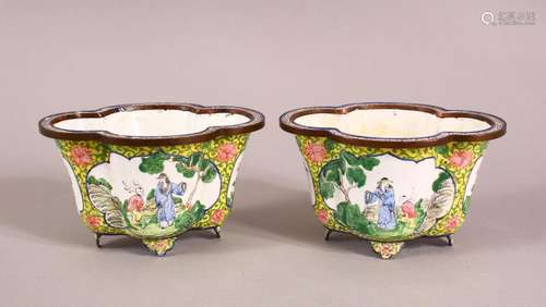 A PAIR OF CHINESE QIANLONG ENAMEL BOWLS, each decorated with...