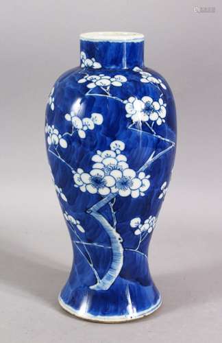 A 19TH CENTURY CHINESE BLUE & WHITE PORCELAIN PRUNUS VASE - ...