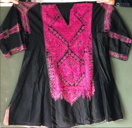 A 20TH CENTURY ETHNIC EMBROIDERED COTTON BLACK AND PINK DRES...