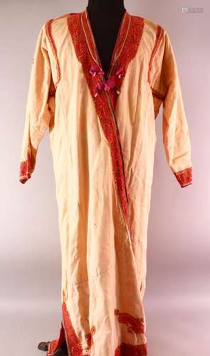 A FINE INDIAN KASHMIRI EMBROIDERED ROBE.