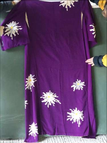 A PURPLE SILK CRAPE KIMONO decorated with daisies, approx 5f...