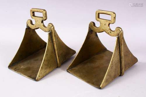 A GOOD PAIR OF 19TH CENTURY BRASS / BRONZE HORSE STIRRUP'S, ...