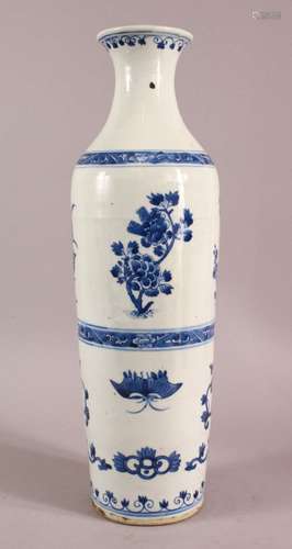 A GOOD LARGE CHINESE TRANSITIONAL PERIOD BLUE & WHITE PORCEL...