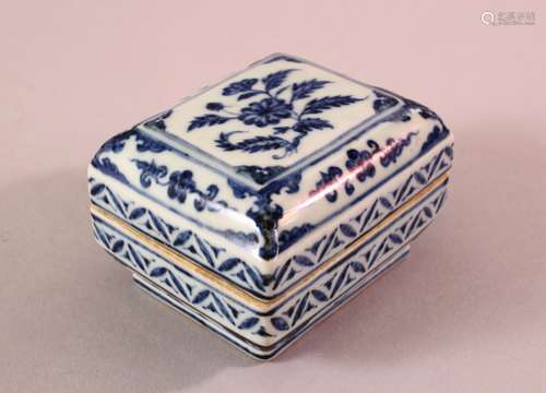 A CHINESE MING STYLE BLUE & WHITE PORCELAIN BOX & COVER - de...