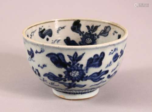 A SMALL CHINESE BLUE AND WHITE BOWL, painted with fish and f...