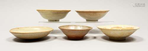 FIVE CHINESE POTTERY BOWLS.