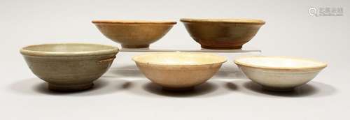 FIVE CHINESE POTTERY BOWLS.