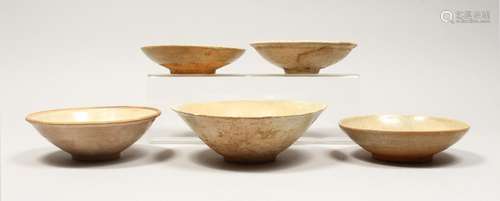 FIVE CHINESE POTTERY BOWLS.