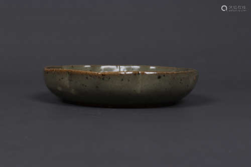 A JUN WARE OLIVE-GLAZE LOBED WASHER