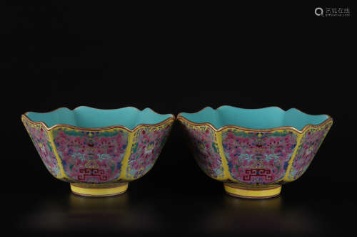 A PAIR OF FAMILLE ROSE FLORAL FOLIATED-MOUTH BOWLS