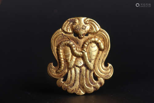 A GOLD ANIMAL PENDANT