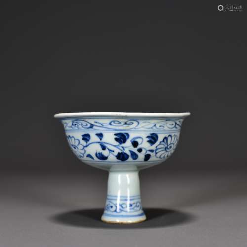 A BLUE AND WHITE INTERLOCKING LOTUS STEM CUP