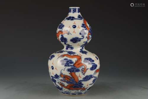 A DOUCAI DRAGON DOUBLE GOURD-SHAPED VASE