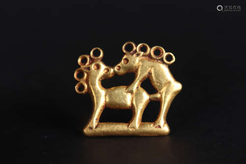 A CAST GOLD PENDANT