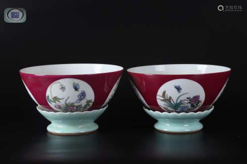A PAIR OF FAMILLE ROSE BUTTERFLY AND FLOWER BOWLS