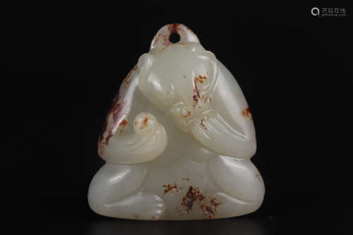 A CARVED PALE GREY JADE FIGURE OF BEAR