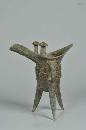 A BRONZE ARCHAIC RITUAL TRIPOD JUE CUP