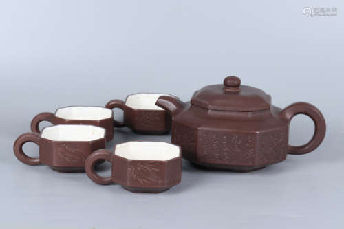 A SET OF INSCRIBED PURPLE CLAY TEA POT AND CUPS