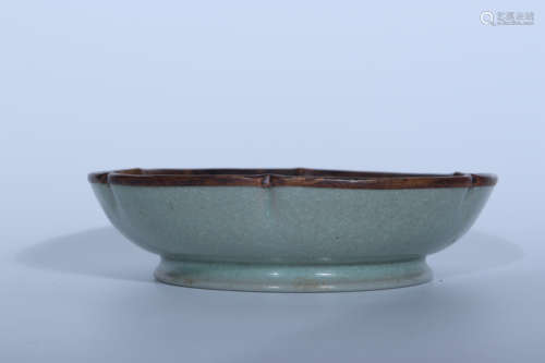 A RU TYPE LOBED DISH