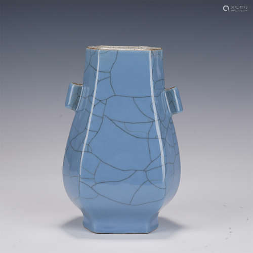 A BLUE GLAZED CRACKLE ARROW VASE