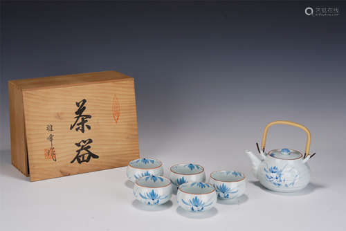 A SET OF BLUE AND WHITE TEA-WARES WITH WOODEN BOX