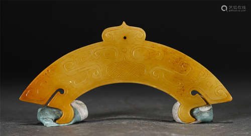 A CARVED YELLOW JADE ARCH