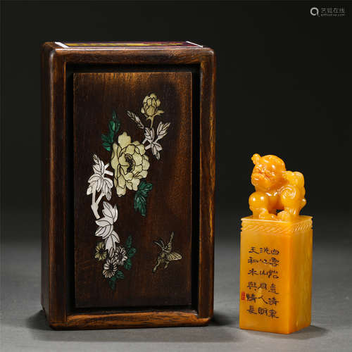 A CARVED TIANHUANG BEAST SEAL WITH WOODEN BOX